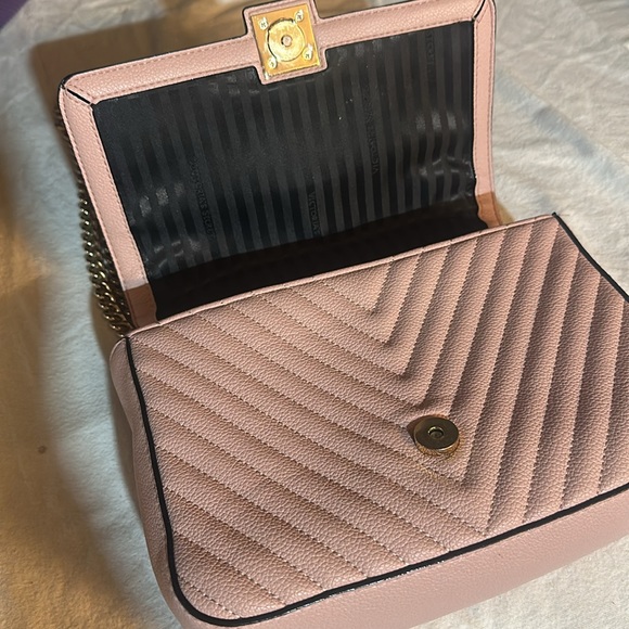 *NEW* Baby Pink Victorias Secret Purse w/ Goldtone Chain Straps - Picture 5 of 9